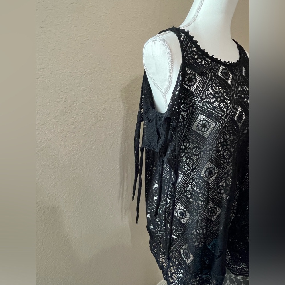Free People ‘Geo Sands’ Cold Shoulder Lace Top - Picture 2 of 9